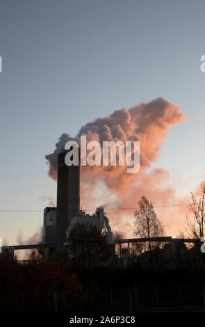 Rauch wogenden aus der Zellstoff- und Papierfabrik, Finnland Stockfoto