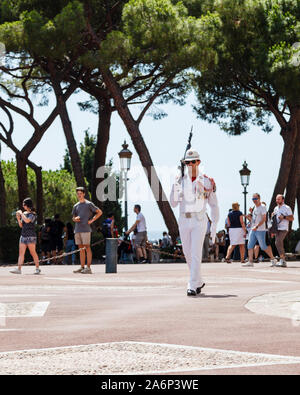 Wachposten marschieren vor dem Prinzenpalast, Monaco Stockfoto