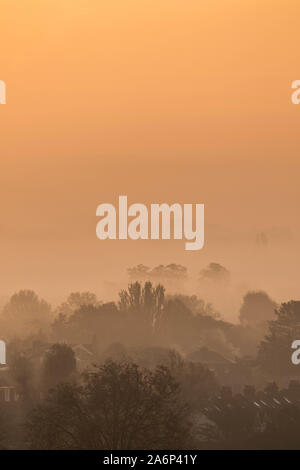 Wimbledon London UK. 28. Oktober 2019. Ein dicker Nebel bedeckt die Wimbledon Landschaft in einer kalten, frostigen Herbst morgen Amer ghazzal/Alamy leben Nachrichten Stockfoto