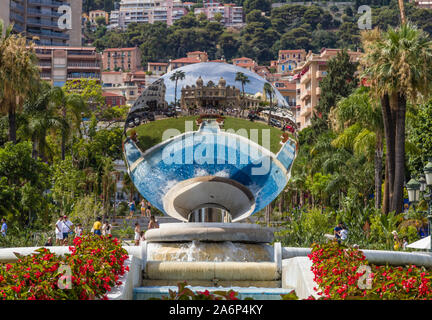 'Sky Spiegel', einer Skulptur von Aish Kapoor reflektiert die Monte Carlo Casino de Casino, Monaco. Stockfoto