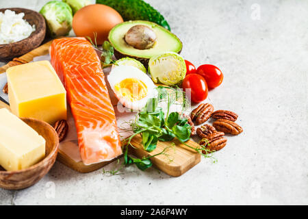 Keto Diät Lebensmittel Konzept. Fisch, Eier, Käse, Nüsse, Butter und Gemüse - Inhaltsstoffe keto Diät. Stockfoto