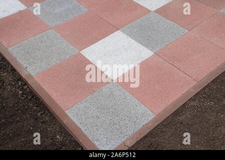 Legen neue rote und graue Terrasse Fliesen Stockfoto