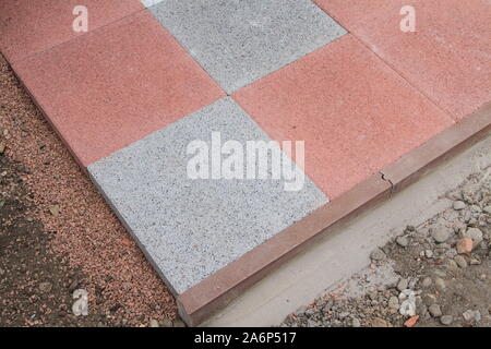 Legen neue rote und graue Terrasse Fliesen Stockfoto
