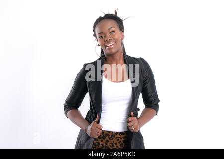 Zuversichtlich in ihr Stil, modische Frau schöne afrikanische Frau mit im Studio shot in Schwarz Leder Jacke auf weißem Hintergrund posiert. Stockfoto