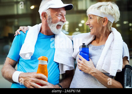 Läuft ein reiferes Paar gratulieren und glücklich, Ihre morgendlichen Workout zu beenden Stockfoto