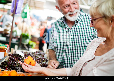 Portrait von Schöne ältere Paare im Markt kauf Essen Stockfoto