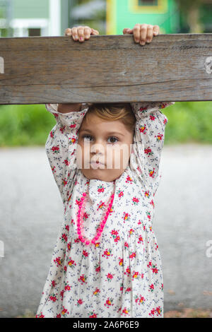 Kleines Mädchen 4-5 Jahre alt das Spielen von sich und macht ein Gesicht in die Kamera Stockfoto