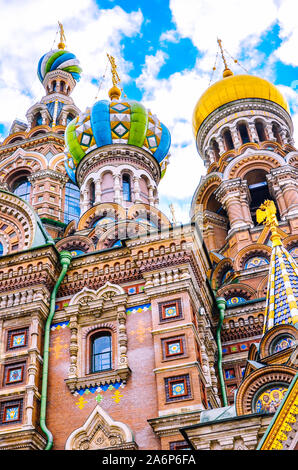 Nahaufnahme der Fassade der erstaunliche Kirche des Erlösers auf Blut, Sankt Petersburg, Russland. Bunte reich Gebäude mit zwiebeltürmen eingerichtet. Berühmte russische touristische Attraktion. Orthodoxe Kirchen. Stockfoto