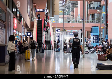 Polizisten in Flughafen während des G20-Gipfels in Osaka Osaka, 27. Juni 2019 Stockfoto