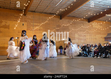 Mitglieder der Davis High School Ballett folkloristische führt "La Llorona" an der Dia de los Muertos gemeinschaftlichen Feier in Tieton, Washington am Sonntag, 27. Oktober 2019. Tieton Kunst & Geisteswissenschaften Gastgeber der jährlichen Feier Freunde und Familienmitglieder, die gestorben sind, und zu helfen, ihren geistlichen Weg Unterstützung zu erinnern. Stockfoto