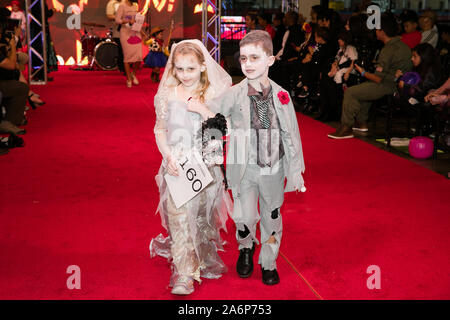 Dallas, USA. 26 Okt, 2019. Kinder in Tracht in einem Halloween Kostüm Wettbewerb in Frisco am Stadtrand von Dallas, Texas, USA, 26. Oktober, 2019 teilnehmen. Credit: Dan Tian/Xinhua/Alamy leben Nachrichten Stockfoto