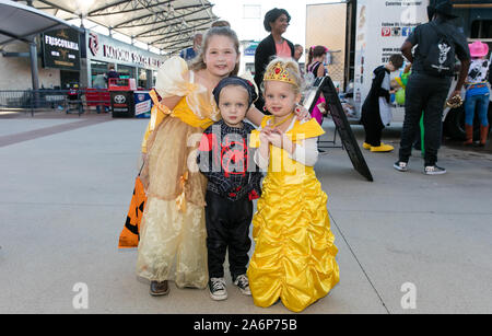 Dallas, USA. 26 Okt, 2019. Kinder in Tracht sind etwa in einem Halloween Kostüm Wettbewerb in Frisco am Stadtrand von Dallas, Texas, USA, 26. Oktober, 2019 zu beteiligen. Credit: Dan Tian/Xinhua/Alamy leben Nachrichten Stockfoto