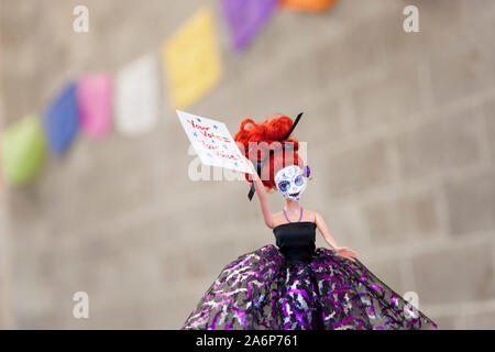 Eine Barbie Puppe malte La Calavera Catrina grüßt die Teilnehmer an der South Central Washington Föderation der demokratischen Womxn Wählerregistrierung Tabelle am Dia de los Muertos gemeinschaftlichen Feier in Tieton, Washington am Sonntag, 27. Oktober 2019. Tieton Kunst & Geisteswissenschaften Gastgeber der jährlichen Feier Freunde und Familienmitglieder, die gestorben sind, und zu helfen, ihren geistlichen Weg Unterstützung zu erinnern. Stockfoto