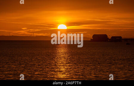 Swansea, Großbritannien. 28 Okt, 2019. Die Herbstsonne erhebt sich über dem Meer im kleinen Küstenort Mumbles in der Nähe von Swansea heute Morgen. Credit: Phil Rees/Alamy leben Nachrichten Stockfoto