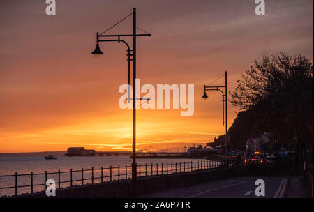 Swansea, Großbritannien. 28 Okt, 2019. Die Herbstsonne erhebt sich über dem Meer im kleinen Küstenort Mumbles in der Nähe von Swansea heute Morgen. Credit: Phil Rees/Alamy leben Nachrichten Stockfoto