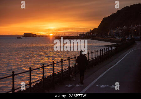 Swansea, Großbritannien. 28 Okt, 2019. Die Herbstsonne erhebt sich über dem Meer im kleinen Küstenort Mumbles in der Nähe von Swansea heute Morgen. Credit: Phil Rees/Alamy leben Nachrichten Stockfoto