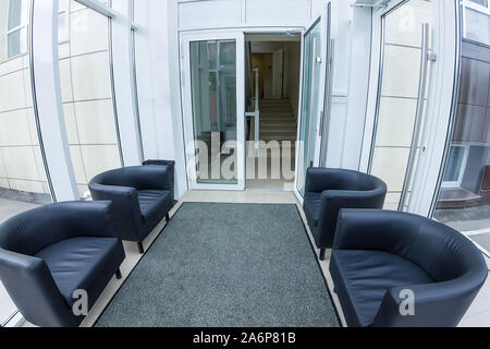 Innenraum der Medizinischen Klinik helles Foyer mit schwarzen Stühlen. Stockfoto