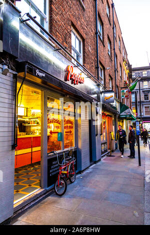 Die Außenseite des Poppie's Fish und Chips shop in Soho, London, UK Stockfoto