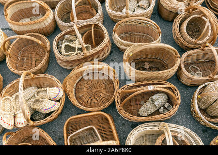 Weidenkörbe von Stroh. Russische Handwerk und handgemachte Souvenirs. Stockfoto
