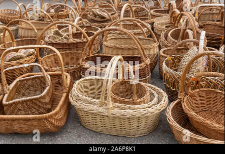 Weidenkörbe von Stroh. Russische Handwerk und handgemachte Souvenirs. Stockfoto