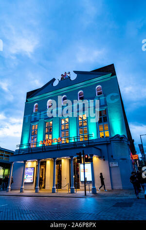 Außen an der Old Vic Theatre in der Dämmerung, London, UK Stockfoto