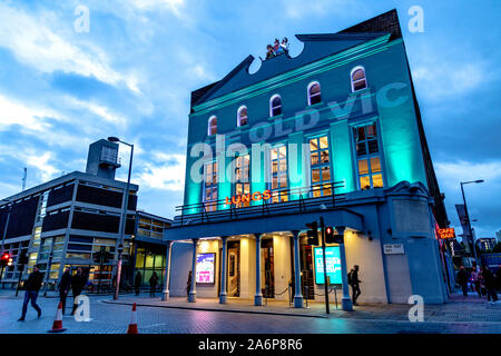 Außen an der Old Vic Theatre in der Dämmerung, London, UK Stockfoto