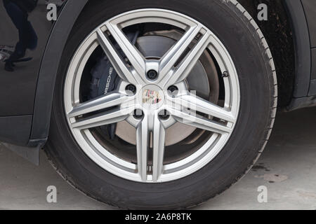 Nowosibirsk, Russland - 10.22. 2019: Vorderrad Legierung Aluminium Rad Ansicht der Porsche Cayenne Diesel 958 2012 in der Farbe Schwarz nach der Reinigung vor dem Verkauf Stockfoto