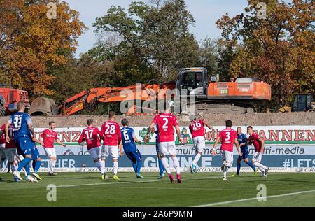 Funktion, Spiel, Aktion, hinter der Baustelle, Fußball 2. 1. Fussballbundesliga, 11. Spieltag, Karlsruher SC (KA) - Hannover 96 (H) 3:3, am 26.10.2019 in Karlsruhe/Deutschland. € | Nutzung weltweit Stockfoto