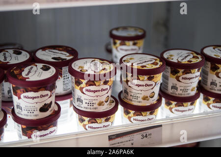 Hagen-Dazs in China: ice cream Produkte in chinesischen Supermarkt, Shanghai, China, 31. Juli 2019 Stockfoto