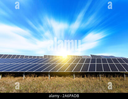 Solarmodul produziert Grün, umweltfreundliche Energie aus der Sonne Stockfoto