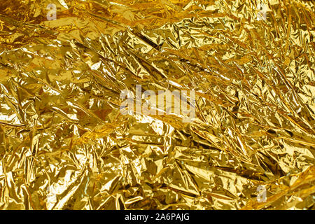 Blattgold Hintergrund Textur mit glänzenden zerknittert unebene Oberfläche Stockfoto