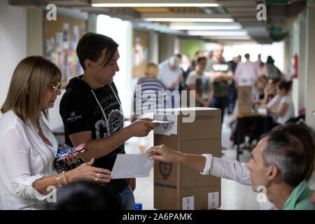 Buenos Aires, Argentinien. 27 Okt, 2019. Abstimmung im Wahllokal in Buenos Aires, Argentinien, 27.10.2019. Alberto Fernandez, der Opposition jeder vorderen Koalition, erzielt fast 48 Prozent der Stimmen im Vergleich zu den Argentinischen amtierende Präsident Mauricio Macri ist fast 41 Prozent, mit mehr als 90 Prozent der Stimmzettel gezählt, die Nationale Wahlkommission Direktion sagte. Die Ergebnisse bedeuten Fernandez in der ersten Runde gewonnen, wenn keine Notwendigkeit für eine Stichwahl. Quelle: Martin Zabala/Xinhua/Alamy leben Nachrichten Stockfoto