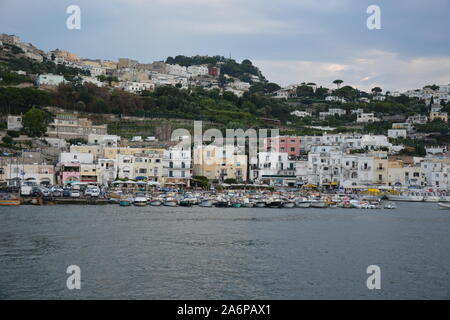 CAPRI, Italien - 23 AUGUST, 2018: Der Blick auf die Insel Capri Marina und die Häuser am Hafen Stockfoto