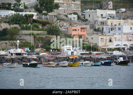 CAPRI, Italien - 23 AUGUST, 2018: Der Blick auf die Insel Capri Marina und die Häuser am Hafen Stockfoto