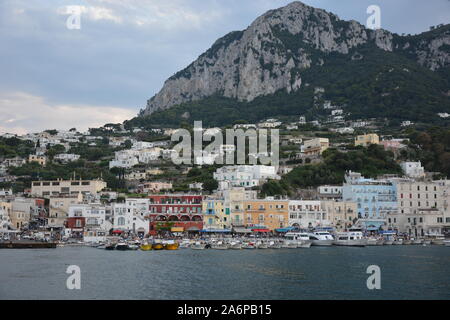 CAPRI, Italien - 23 AUGUST, 2018: Der Blick auf die Insel Capri Marina und die Häuser am Hafen Stockfoto