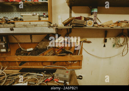 Workshop Zimmer, unordentlich, für Arbeit bereit, Vintage Retro Farbton Stockfoto