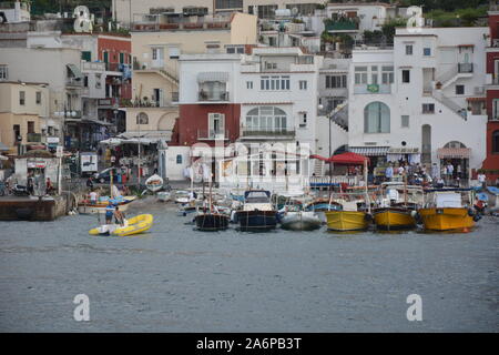 CAPRI, Italien - 23 AUGUST, 2018: Der Blick auf die Insel Capri Marina und die Häuser am Hafen Stockfoto