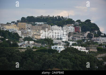 CAPRI, Italien - 23 AUGUST, 2018: Der Blick auf die Insel Capri Marina und die Häuser am Hafen Stockfoto