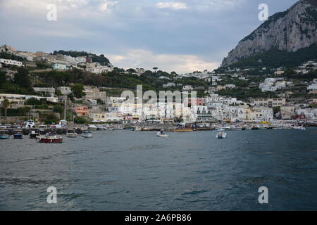 CAPRI, Italien - 23 AUGUST, 2018: Der Blick auf die Insel Capri Marina und die Häuser am Hafen Stockfoto