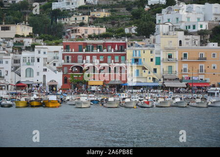 CAPRI, Italien - 23 AUGUST, 2018: Der Blick auf die Insel Capri Marina und die Häuser am Hafen Stockfoto