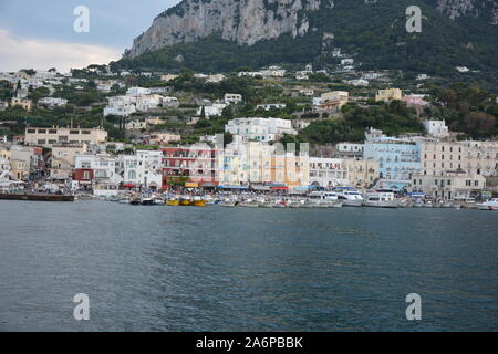 CAPRI, Italien - 23 AUGUST, 2018: Der Blick auf die Insel Capri Marina und die Häuser am Hafen Stockfoto