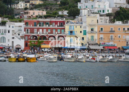 CAPRI, Italien - 23 AUGUST, 2018: Der Blick auf die Insel Capri Marina und die Häuser am Hafen Stockfoto