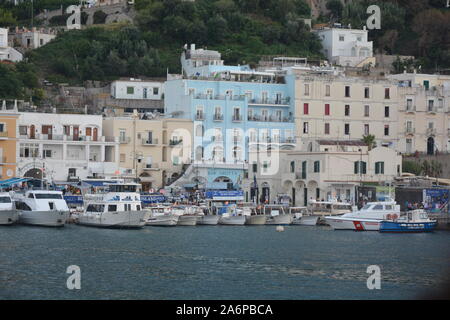 CAPRI, Italien - 23 AUGUST, 2018: Der Blick auf die Insel Capri Marina und die Häuser am Hafen Stockfoto