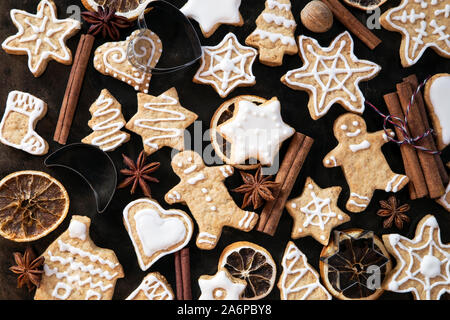Gingerbread cookies mit Gewürzen auf hölzernen Hintergrund Stockfoto