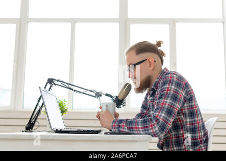 Blogger, Streamer und Personen Konzept - Lustige junge Mann DJ Arbeiten am Radio Stockfoto