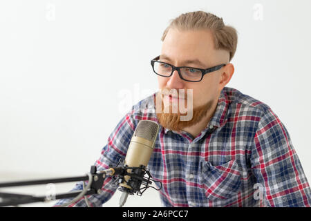 Radio, DJ, Blogging und Personen Konzept - Close-up des Menschen vor dem Mikrofon sitzen, Host am Radio Stockfoto