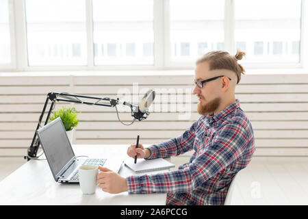 Blogger, Streamer und Personen Konzept - Lustige junge Mann DJ Arbeiten am Radio Stockfoto