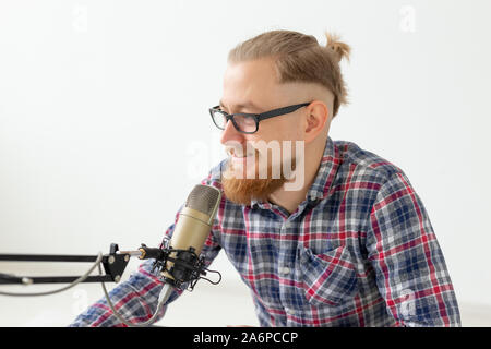 Blogger, Streamer und Personen Konzept - Lustige junge Mann DJ Arbeiten am Radio Stockfoto