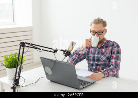 Blogger, Streamer und Personen Konzept - Lustige junge Mann DJ Arbeiten am Radio Stockfoto