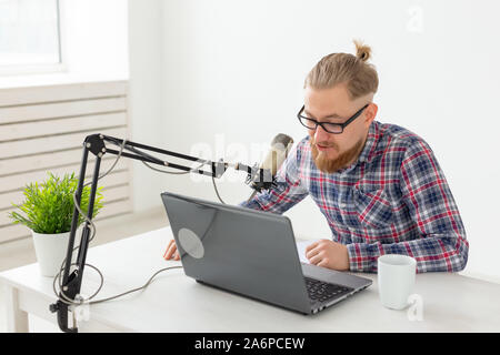 Radio, DJ, Blogging und Personen Konzept lächelnden Mann vor dem Mikrofon sitzen, Host am Radio Stockfoto